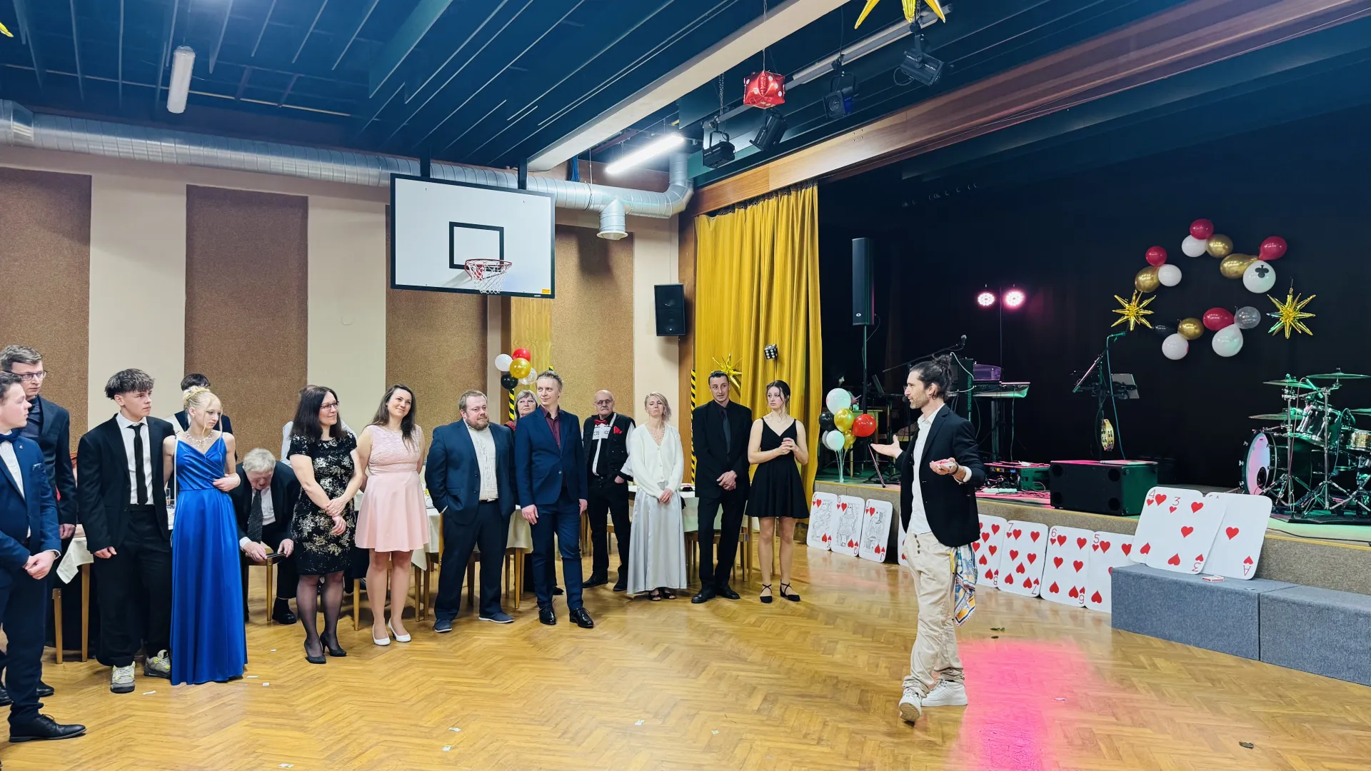 kouzelník na ples ZŠ Dobré - vystoupení a mikromagie mezi hosty